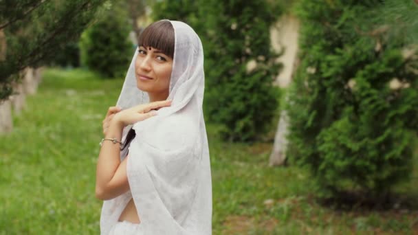 Jeune femme dans saree — Video