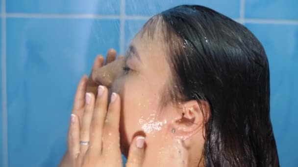 Mujer tomando ducha y relajándose — Vídeos de Stock