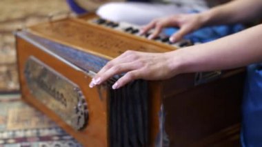 Hare Krishna Singing