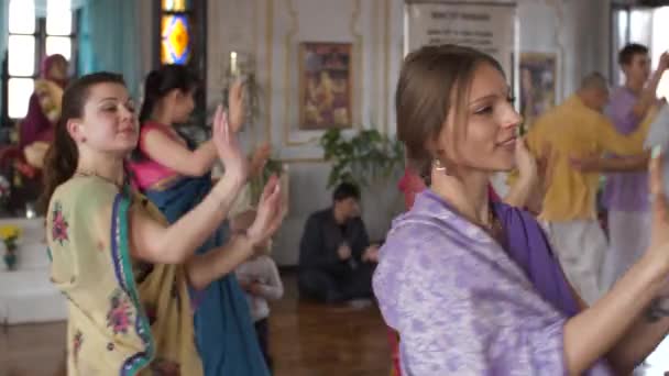 Donetsk, Ucrania - 1 de marzo de 2019: Gente de Hare Krishna bailando — Vídeo de stock