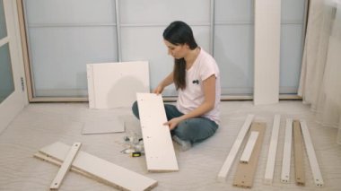 Kadın mobilya montajı deneyin