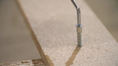 Assembler vidayı sıkılaştırır
