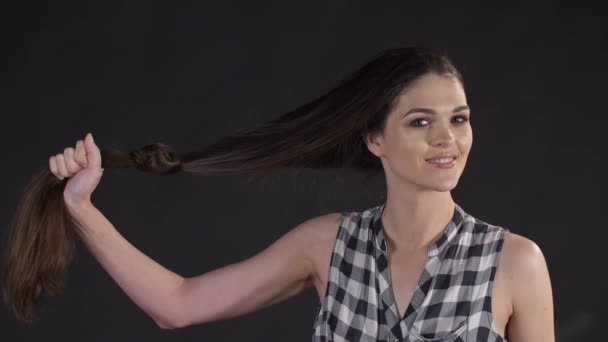 Woman show healthy hair — Stock Video