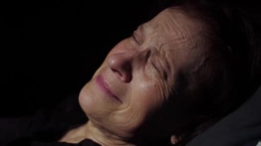 Kadın yalan söylüyor ve ağlıyor.