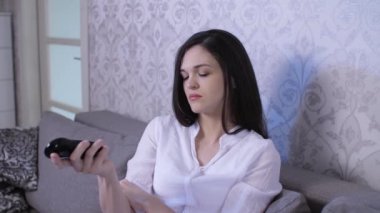 Kadın televizyonun önünde uyuyakalıyor.
