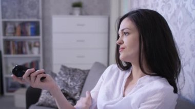Sıkıcı TV Kanallarını Değiştiren Kadın