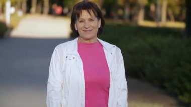yaşlı gülümseyen kadın