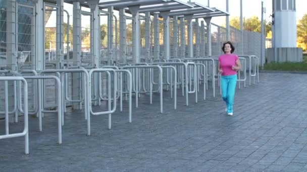 Elderly woman jogging — Stock Video