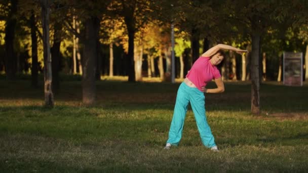 Stara kobieta robi boczne zgięcia — Wideo stockowe