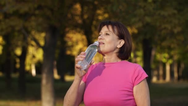 Madura mujer beber agua — Vídeo de stock