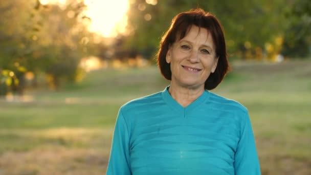 Portrait de femme mûre souriante — Video