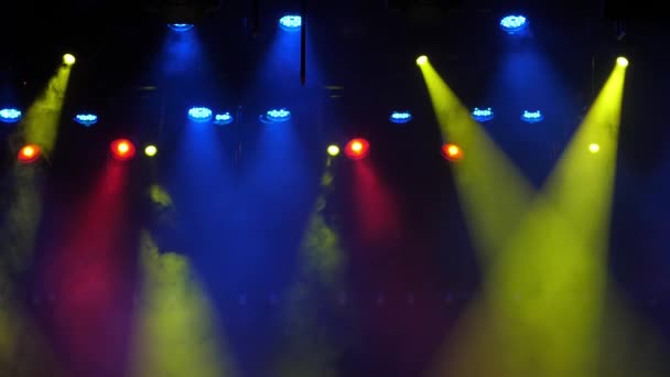 Luz de escenario con proyectores de colores — Vídeos de Stock