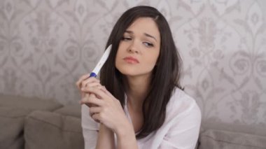 üzgün kadın gebelik testi ile