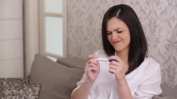 Ongelukkige vrouw met zwangerschapstest — Stockvideo