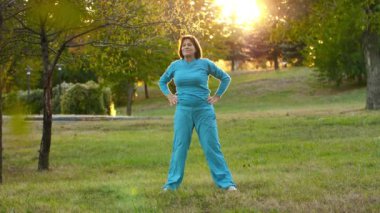 Olgun kadın virajlar yapar