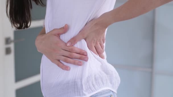 Mulher tem dor nas costas — Vídeo de Stock