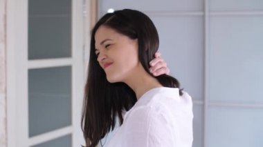 neckache olan kadın