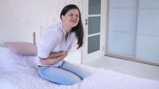 Žena má bolesti břicha — Stock video