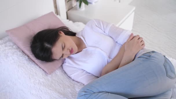 Mujeres con dolor o síndrome menstrual — Vídeos de Stock
