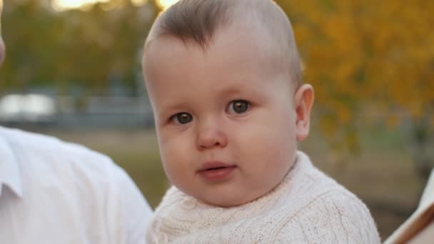 Portrait d'un bébé sur la nature 