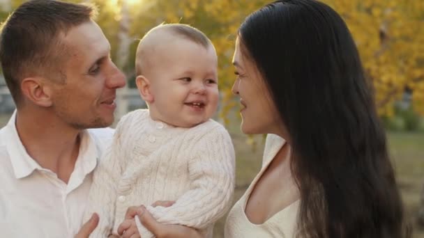 Счастливая семья с ребенком на природе — стоковое видео