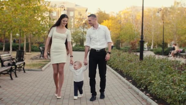 Boldog család, a park séta — Stock videók