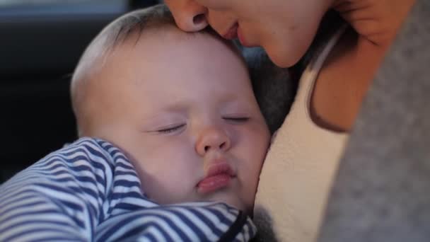 Sleeping Baby med mor i en bil — Stockvideo