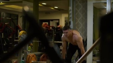 Spor salonunda egzersiz yapan adam.
