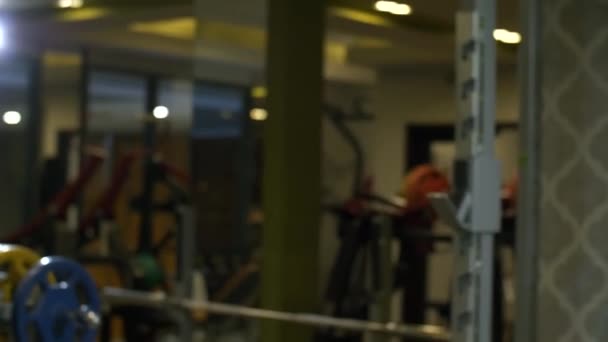 Man doet Deadlift oefening in de sportschool — Stockvideo