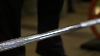 Adam ağırlık kaldırma için hazırlanıyor