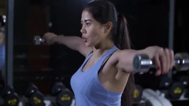 kadın dumbbells ile yapıyor