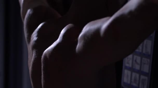 М'язи сильної людини — стокове відео