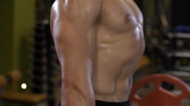 Spor salonunda bir adamın kaslı vücut