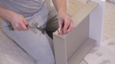 Çekiçle çalışan bir adam.