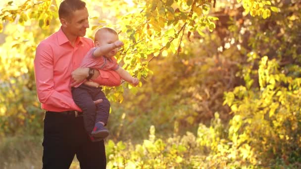 Padre con el hijo en la naturaleza — Vídeos de Stock