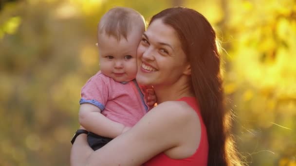 Doğada bebek ile gülümseyen anne — Stok video
