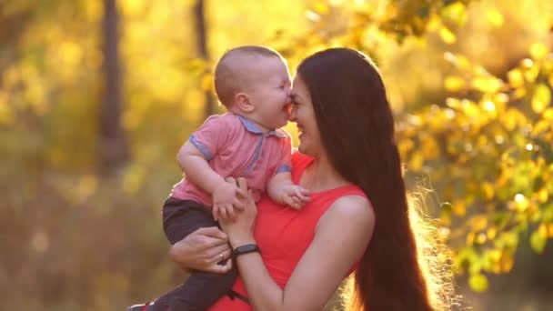 Χαρούμενο μητέρα παίζει με το μωρό της στη φύση — Αρχείο Βίντεο