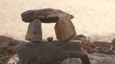 Sahilde taşlardan ev