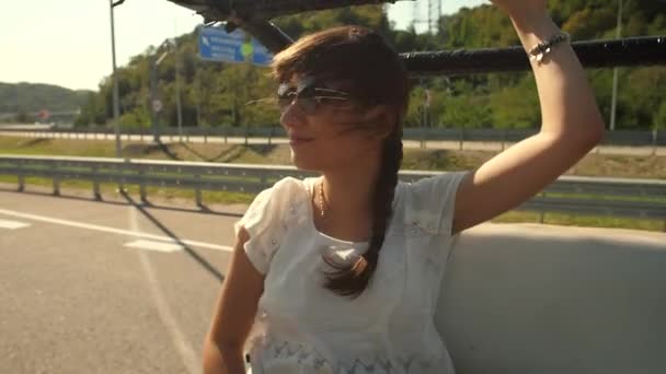 Viento jugando con las mujeres pelo en el coche — Vídeos de Stock