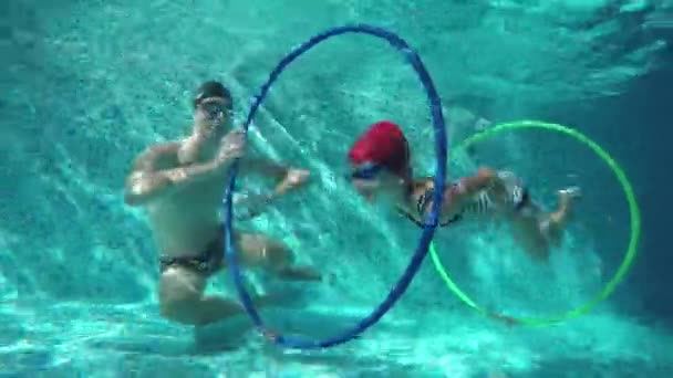 Instruktör en flicka som simmar under vattnet — Stockvideo