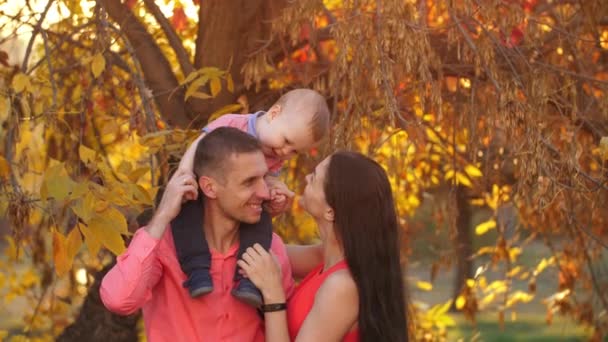 Família feliz com bebê pequeno — Vídeo de Stock