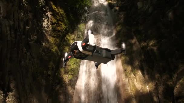 Drone stijgt in de lucht tegen waterval — Stockvideo