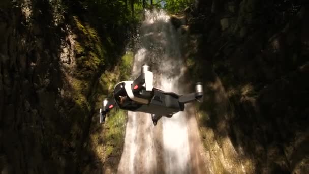 Quadricottero che vola via nella foresta — Video Stock