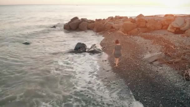 Kvinna promenadstrand vid solnedgången — Stockvideo