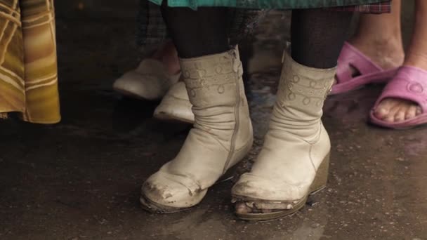 Evsiz bir kadının üzerindeki yırtık botlar — Stok video