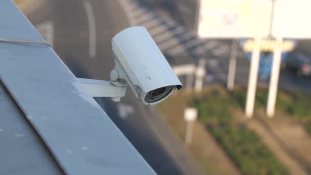 Камера наблюдения на здании — стоковое видео