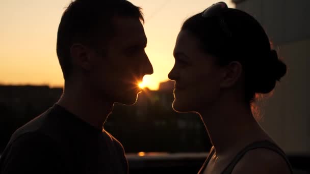 Jeune couple regarder sur l'autre au coucher du soleil — Video