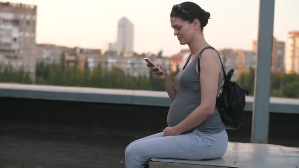 Gravid kvinna med smartphon — Stockvideo