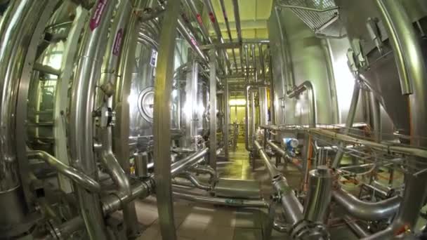 Dentro de gran fábrica con muchos tubos — Vídeo de stock
