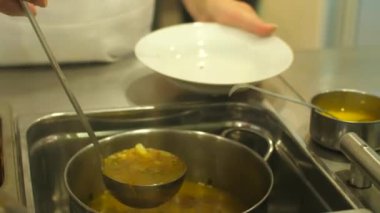 Mataradaki kadın Çorbayı döker